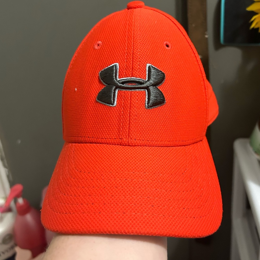 EUC Under Armor red youth fitted hat size youth s/m